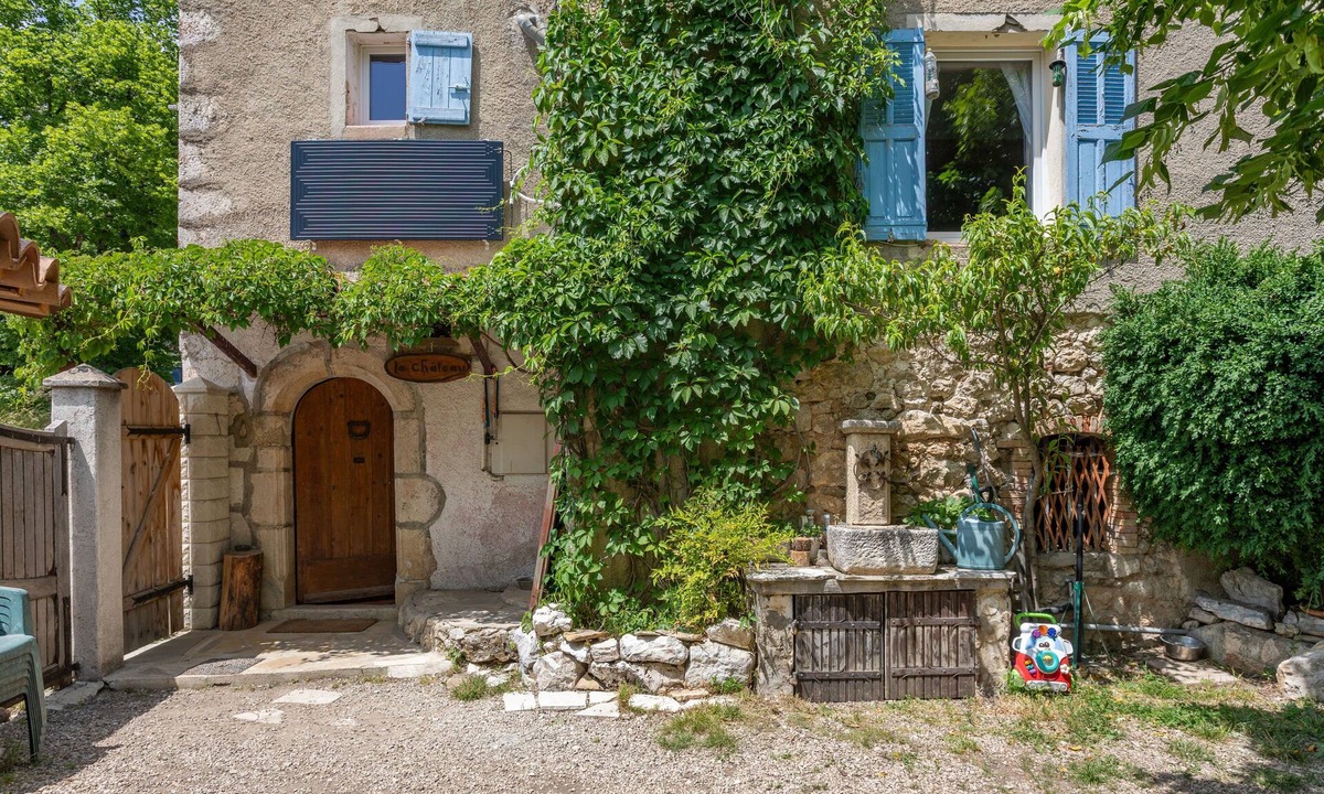 Valderoure Apartment | Apartment 'Authentic and Comfortable' with Shared Garden