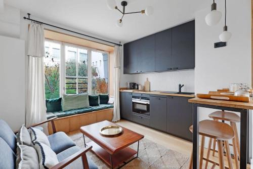 Quartier des Grandes-Carrieres Apartment | Architect Studio