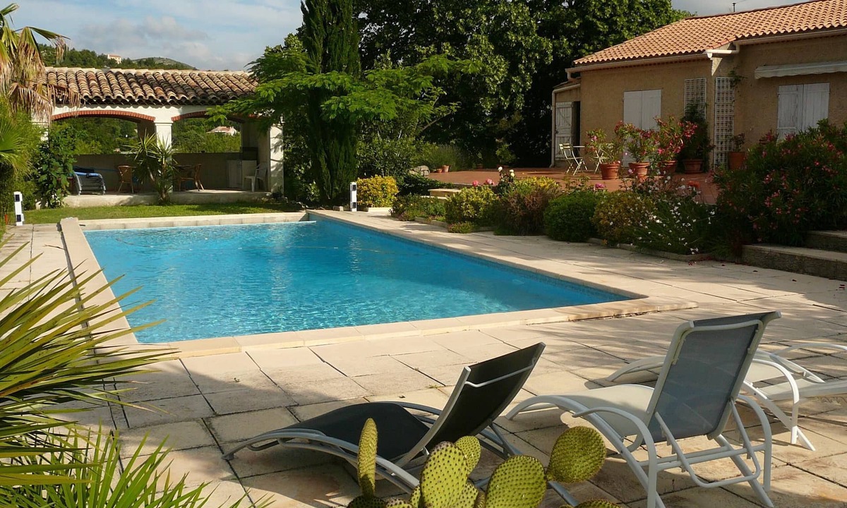 Roquevaire Bed & Breakfast | Bed and Breakfast in a 19th century Bastide in a large park with swimming pool