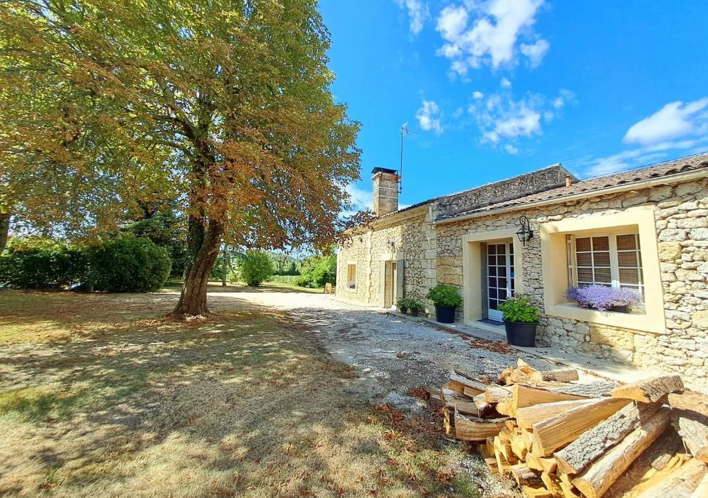 Les Salles-De-Castillon Bed & Breakfast | Bleu Raisin