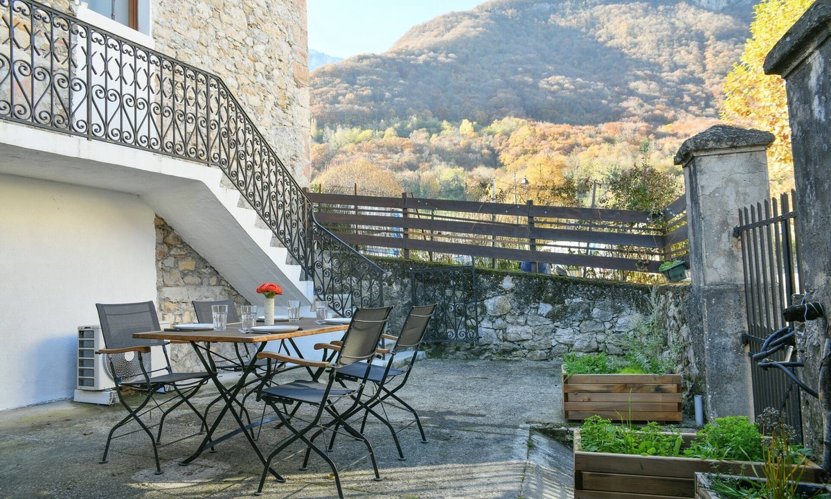 Saint-Vincent-de-Mercuze House | Casa Mialy Holiday Home with Mountain View, Wi-Fi and Air Conditioning
