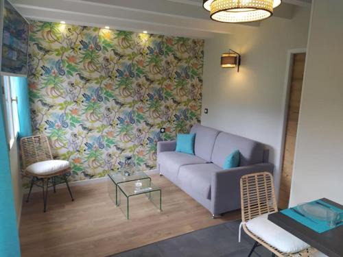 Curienne Apartment | Chambre avec cuisine, entrée et terrasse privée !