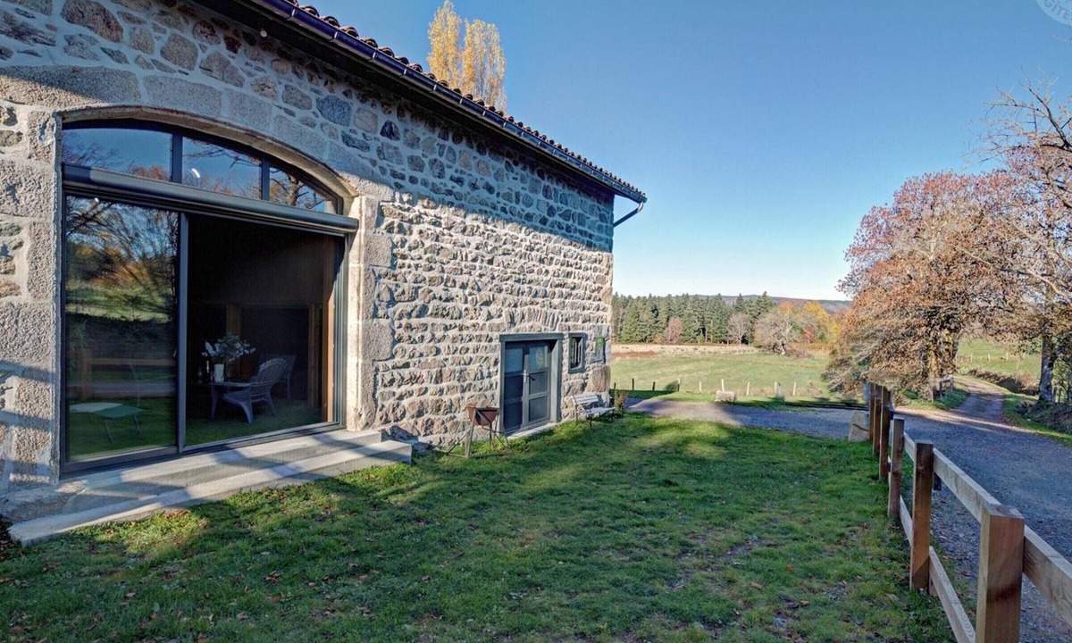 Saint-Priest-la-Prugne Cottage | Charming cottage for 12/14 with pool and games in Saint-Priest-la-Prugne