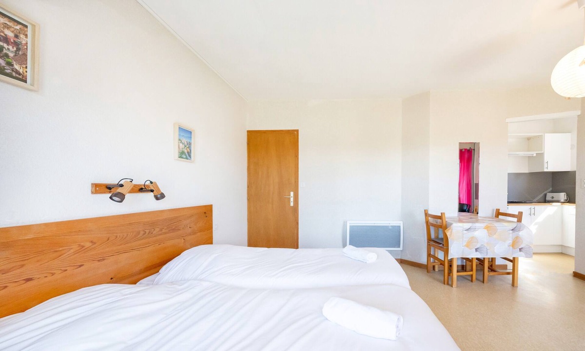Barbotan-les-Thermes Apartment | Cosy Studio with Balcony, Air Conditioning & Pool Table – Cazaubon