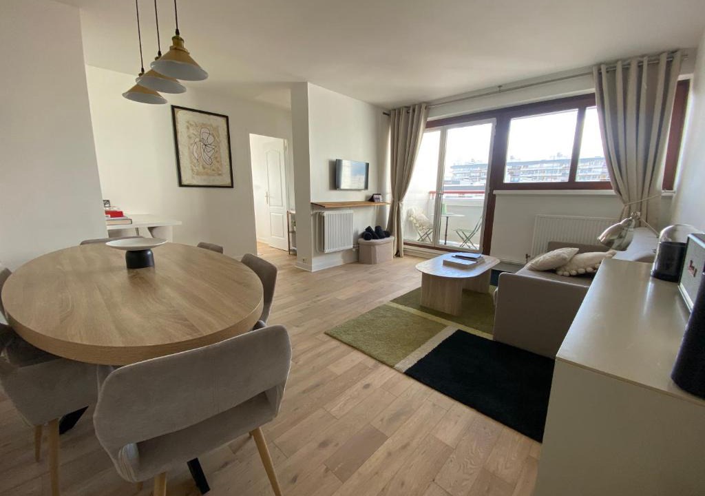 Saint-Lambert Apartment | Eiffel Tower View & Pool