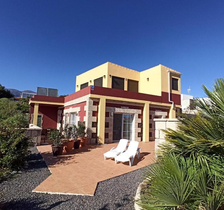 Villa de Arico Apartment | Finca Aurora quiet holiday flat with pool and great mountain and sea views