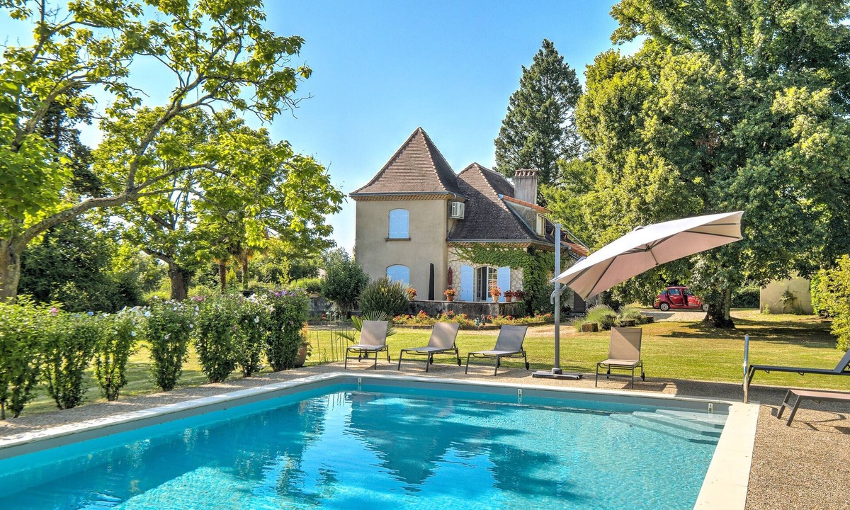 Riberac House | Holiday Home 'Le Puy Bellevue' with Private Pool, Private Terrace and Wi-Fi