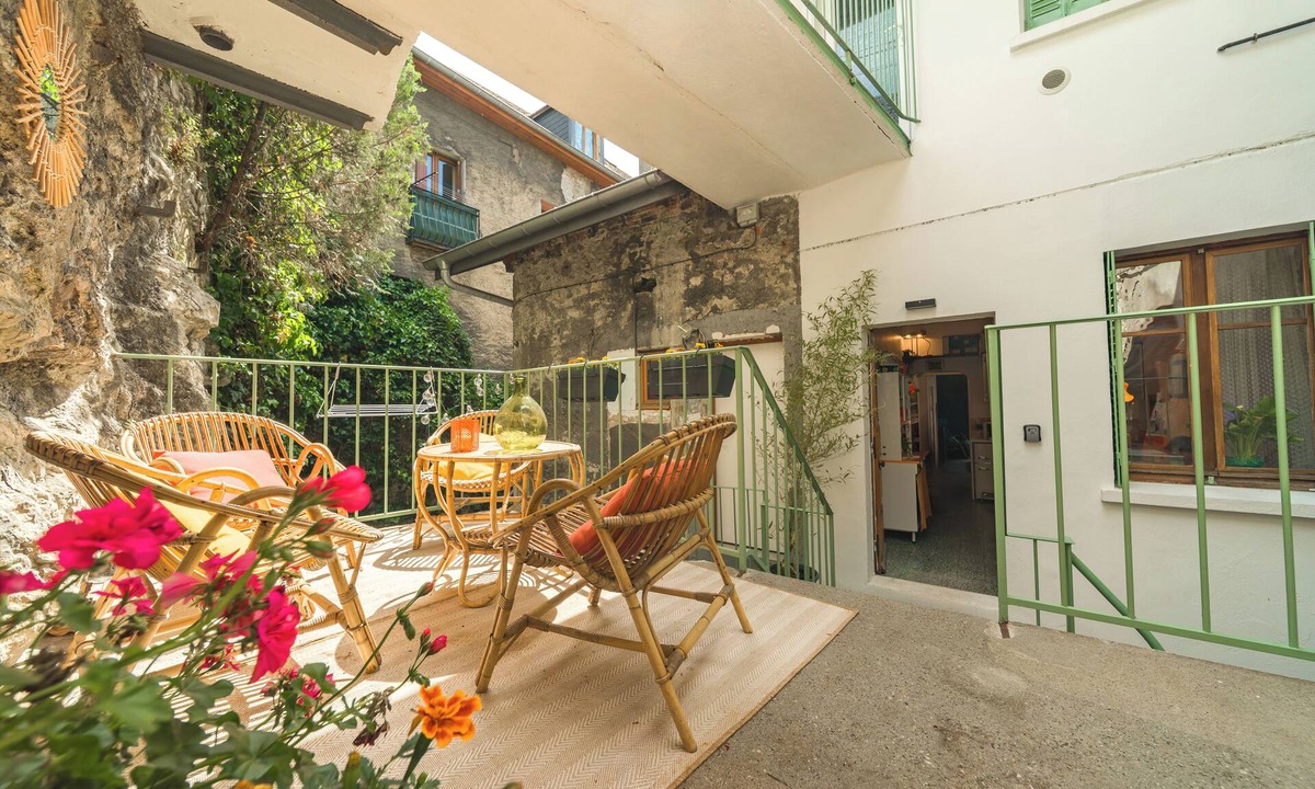 Chambery Condo | Le Seventies - capsule temporelle - proche gare et centre ville
