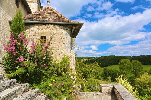 Saint-Martial-de-Valette House | Maison Acacia - Charmant gîte avec vue panoramique au sommet d'une colline