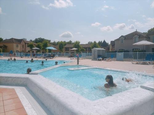 Monflanquin House | Maison, proche parking, piscine chauffée, en résidence, 4 ou 5 pers, RDC, lac, nature et pêche