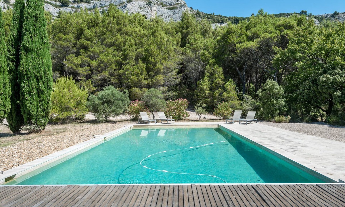 Merindol House | Mountainside 5 bed villa with 6m by 12m swimming pool in the Luberon Valley.