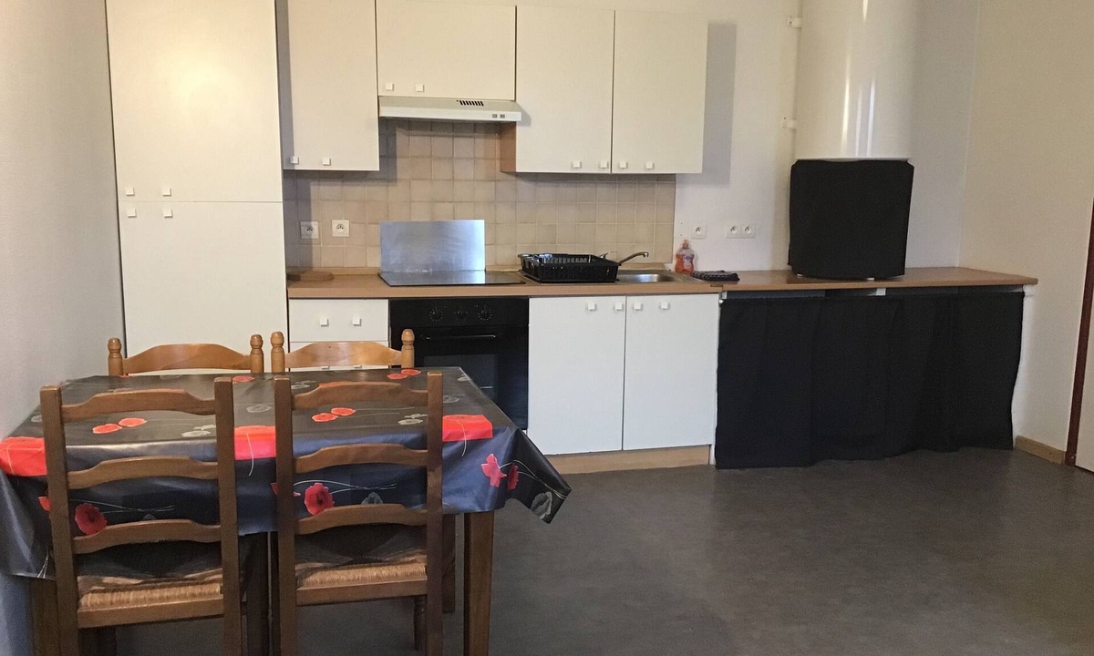 Saint-Macaire Apartment | Quiet apartment in medieval town of st macaire