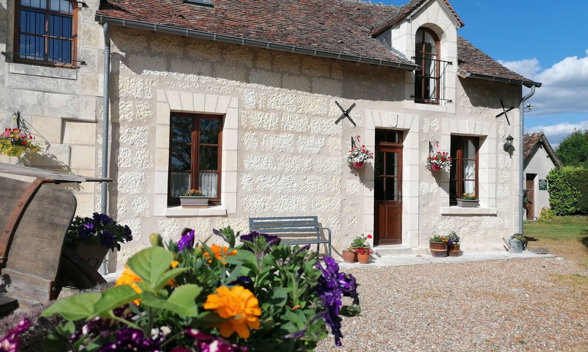 Le-Petit-Pressigny Cottage | Rustic 2 bed self-catering cottage with heated pool & panoramic views.