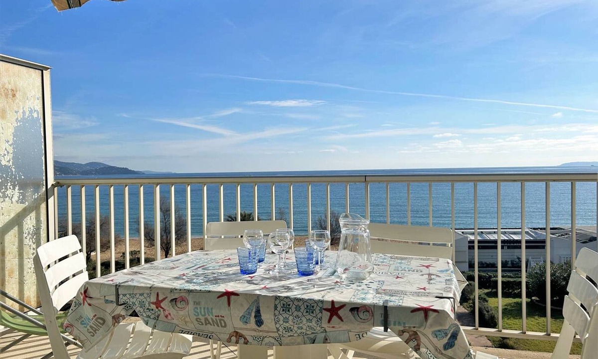 Le Lavandou Apartment | Seafront studio with private parking - Le Lavandou