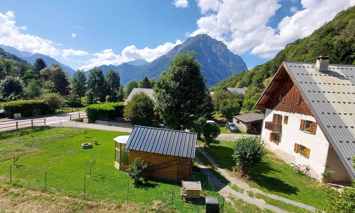 Allemond House | Spacious Mountain Gîte Vermarine ideal for families, Cycle and Ski sleeps to 10