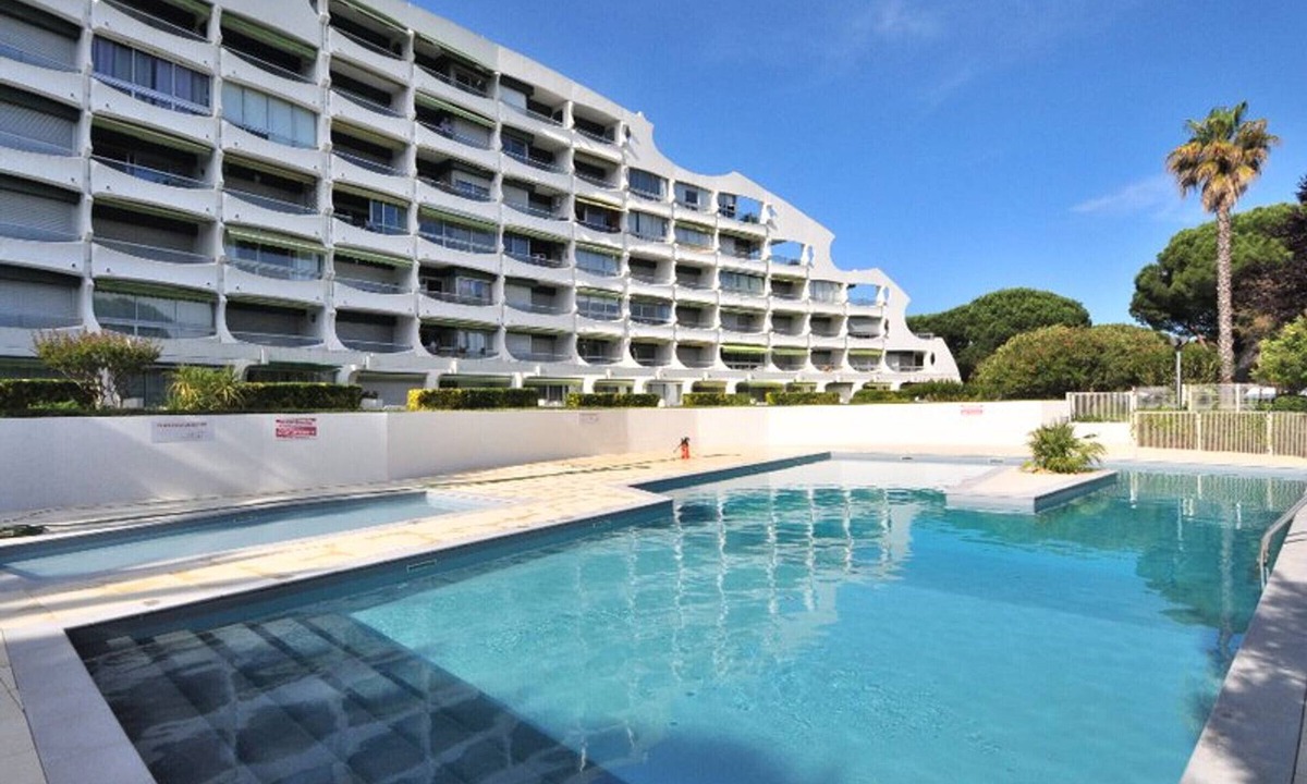 La Petite Motte Apartment | Studio Cabin with Pool View, Private Parking