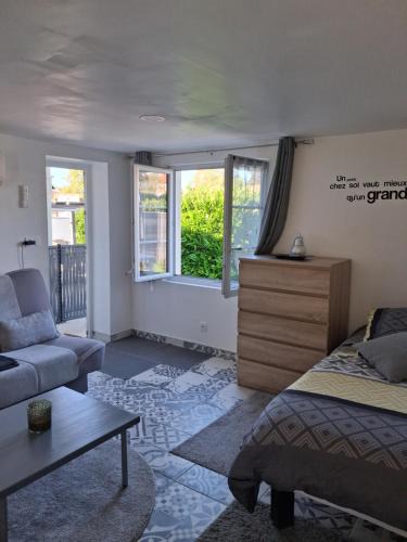 Marcilly-sur-Tille Apartment | Studio calme climatisé avec borne recharge VE