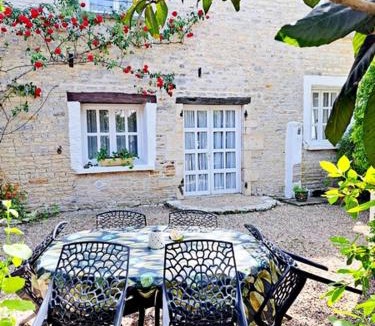 Marigny House | Ancienne forge, aire de loisirs avec piscine