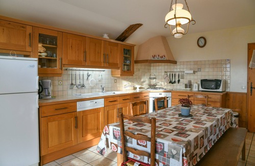 Chateauneuf Apartment | Apartment "Gîte Yveco" with Mountain View, Balcony and Wi-Fi