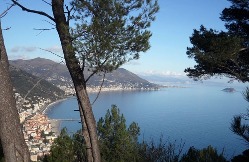 Laigueglia Apartment | Beachfront accommodation, 3 bedrooms plus small bedroom, with private courtyard.