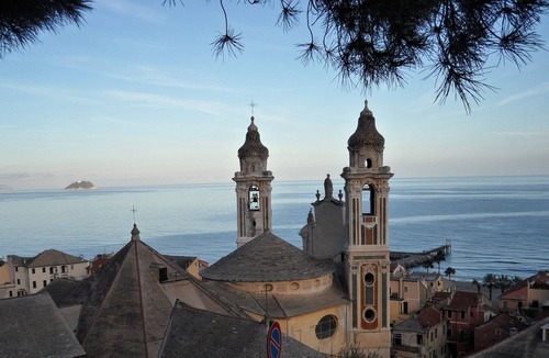 Laigueglia Apartment | Beachfront accommodation, 3 bedrooms plus small bedroom, with private courtyard.