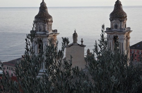 Laigueglia Apartment | Beachfront accommodation, 3 bedrooms plus small bedroom, with private courtyard.