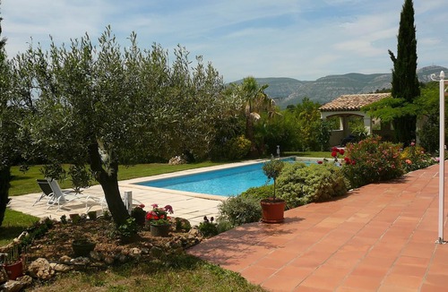 Roquevaire Bed & Breakfast | Bed and Breakfast in a 19th century Bastide in a large park with swimming pool