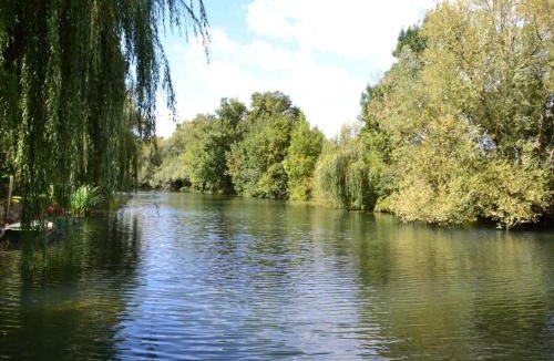 Saint-Genis-d'Hiersac House | Charmant gîte au bord de la rivière avec jardin et wifi - FR-1-653-162
