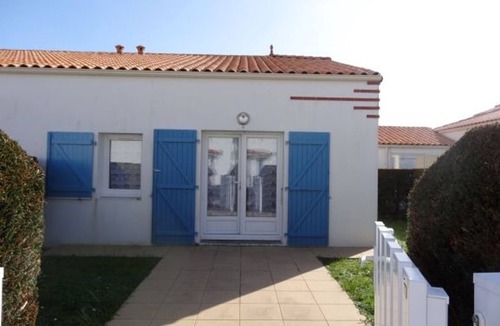 La Faute-sur-Mer House | Charming Cottage with Private Pool in Vendee