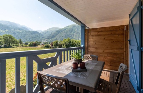 Bourisp Apartment | Charming Duplex for 6 with Parking in Bourisp