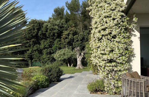 Merindol House | Contemporary architect-designed house at the foot of the Luberon mountains