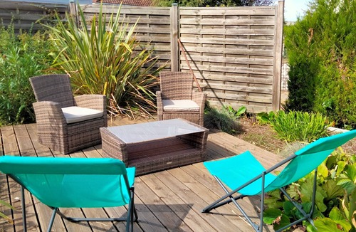 Bourges House | Holiday Home 'Chez Chriss' with Shared Terrace, Shared Garden and Wi-Fi