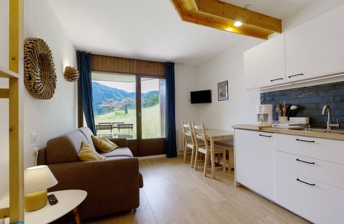 Gresse-en-Vercors Apartment | Holiday Home 'Les Cimes - Grand Veymont View' with Mountain View and Private Terrace