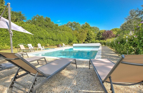 Riberac House | Holiday Home 'Le Puy Bellevue' with Private Pool, Private Terrace and Wi-Fi