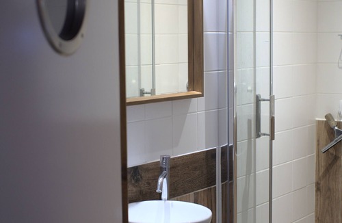Bourroches Apartment | "L'écluse" stopover between the port and the city.