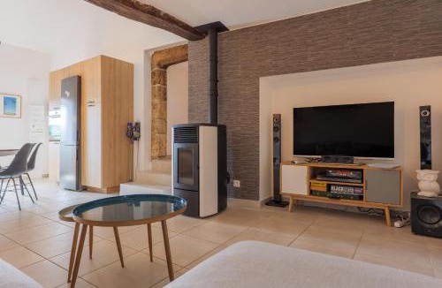 Ailhon House | La Maison Bleue Du Plot