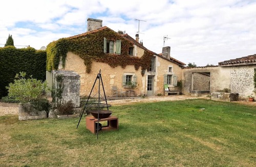 Graves-Saint-Amant House | La Maison des Vendangeurs, authentic stone gîte with pool