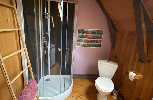 Mauriac Bed & Breakfast | La Ruche “Coquelicot” Guest Room – Nature and Tranquility Retreat