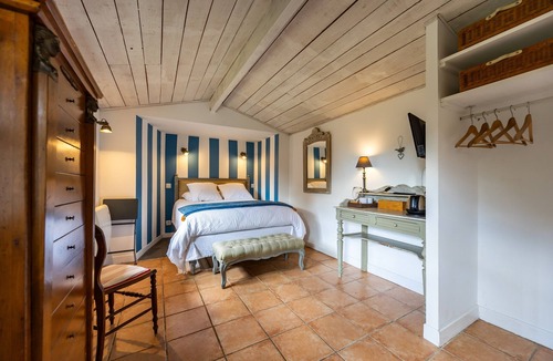 Saint-Sulpice-et-Cameyrac Bed & Breakfast | Le Clos du Gorion – Guest Room in the Countryside