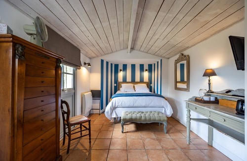 Saint-Sulpice-et-Cameyrac Bed & Breakfast | Le Clos du Gorion – Guest Room in the Countryside