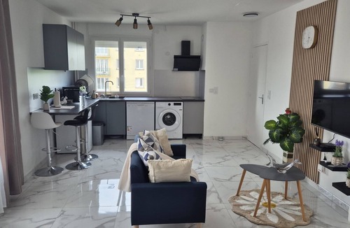 Troyes Apartment | Le Cocon : Bright studio 32m² + free private parking (rare). Near Stadium