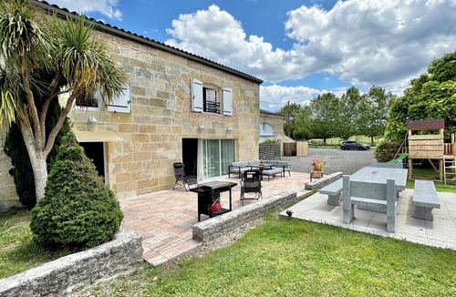 Cubnezais Villa | Le Gîte de Moulin Situé à Cubnezais au Cœur du Vignoble Bordelais