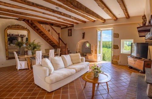 Saint-Martial-de-Valette House | Maison Acacia - Charmant gîte avec vue panoramique au sommet d'une colline