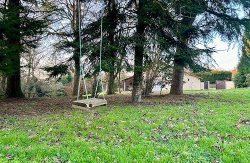 Secondigny House | Maison Paisible avec Etang Privé