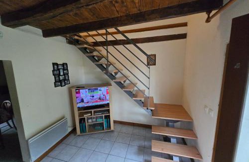 Devay Apartment | maison volet rouge