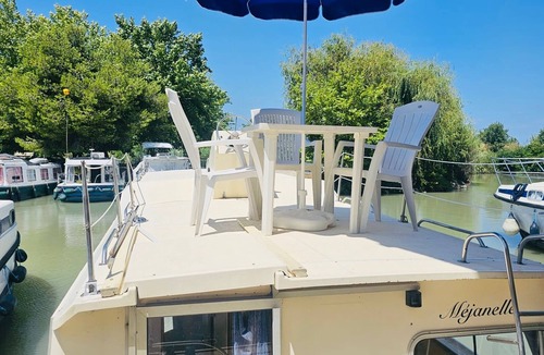 Colombiers Boat Rental | Secure boat at dock - 6 guests