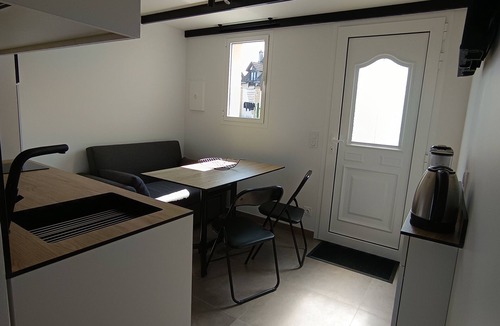 Mouroux Apartment | Self-contained accommodation with outdoor area near various parks