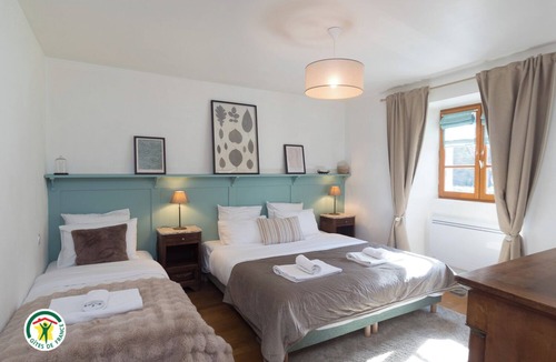 Allemond House | Spacious Mountain Gîte Vermarine ideal for families, Cycle and Ski sleeps to 10