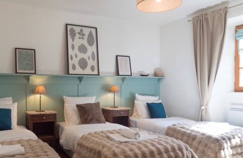 Allemond House | Spacious Mountain Gîte Vermarine ideal for families, Cycle and Ski sleeps to 10