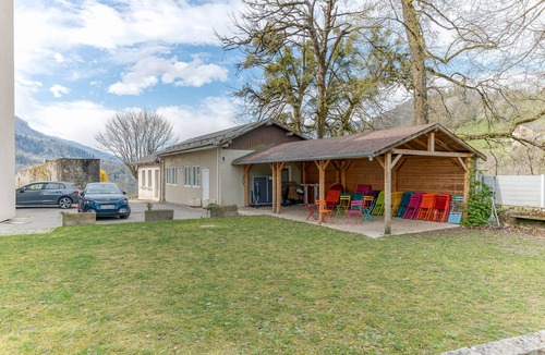 Arvillard Apartment | Studio '303' with shared pool, shared terrace and Wi-Fi